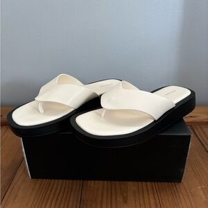 PrettyLittleThing Dorenea Chunky Platform Flip Flop Sandals Cream Size 8 New